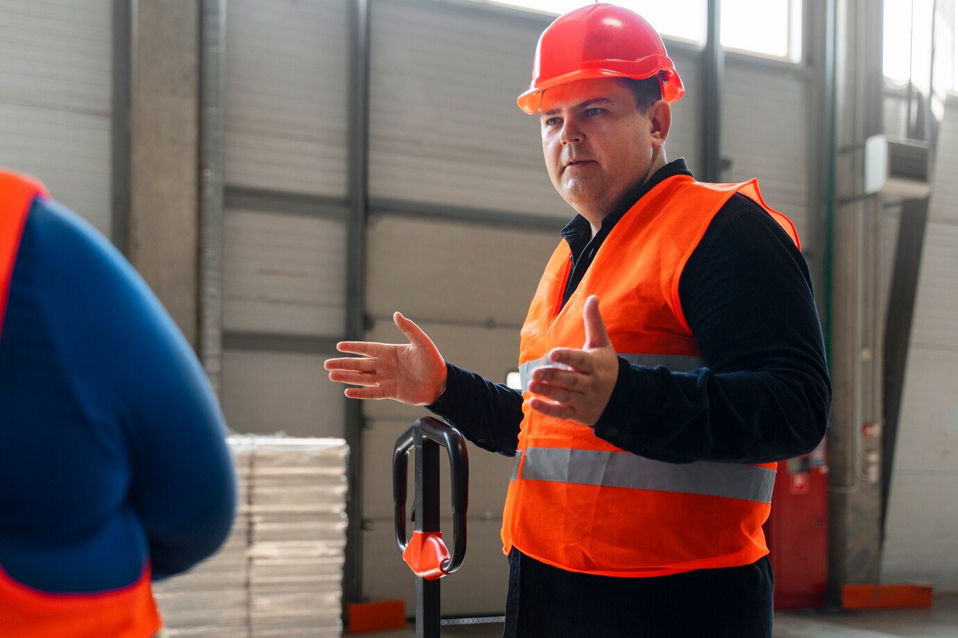 Una charla de seguridad es una breve reunión en la que se discuten temas específicos relacionados con la seguridad en el lugar de trabajo.